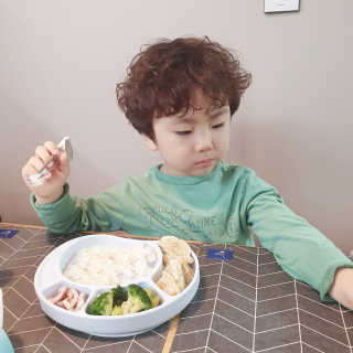 유비맘 캐릭터 실리콘 흡착 식판_색상 랜덤발송 — 4점을 준 리뷰어가 2020년 4월 올린 사용 사진