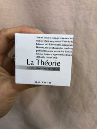 La Theorie Hydrating Ingredients | 하이드레이팅 인그레이디언츠 — 4점을 준 리뷰어가 2020년 4월 올린 사용 사진