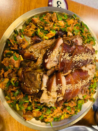[동네맛집족발] 4개 족발 중 택1 — 5점을 준 리뷰어가 2020년 8월 올린 사용 사진