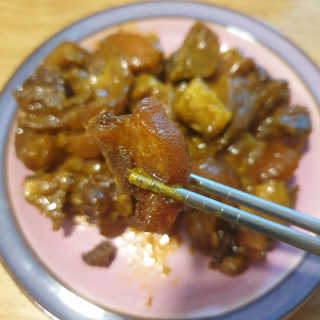 쿡스딜리 매콤족발+커리족발+무김치+마늘소스 — 5점을 준 리뷰어가 2020년 6월 올린 사용 사진