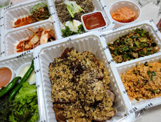 [동네맛집족발] 4개 족발 중 택1 — 5점을 준 리뷰어가 2020년 8월 올린 사용 사진