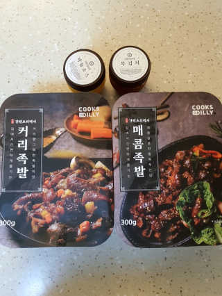 쿡스딜리 매콤족발+커리족발+무김치+마늘소스 — 5점을 준 리뷰어가 2020년 6월 올린 사용 사진