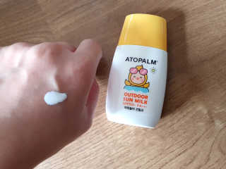 아토팜 야외놀이 선밀크 SPF50+ PA+++ — 5점을 준 리뷰어가 2020년 5월 올린 사용 사진