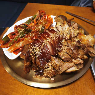 [동네맛집족발] 4개 족발 중 택1 — 3.5점을 준 리뷰어가 2020년 5월 올린 사용 사진