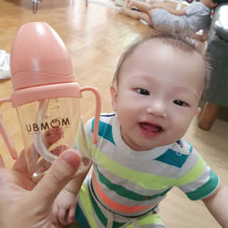 유비맘 샘방지 PPSU 빨대컵_컬러 랜덤 발송 — 5점을 준 리뷰어가 2020년 7월 올린 사용 사진