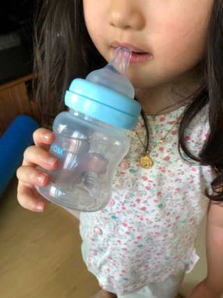 유비맘 신생아젖병 120ml 트리플팩_ 젖꼭지 포함 — 5점을 준 리뷰어가 2020년 6월 올린 사용 사진