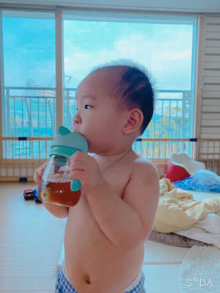 유비맘 트라이탄 코니빨대컵_컬러 랜덤 발송 — 5점을 준 리뷰어가 2020년 10월 올린 사용 사진