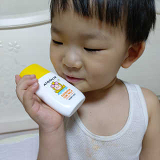 아토팜 야외놀이 선밀크 SPF50+ PA+++ — 5점을 준 리뷰어가 2020년 5월 올린 사용 사진