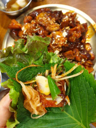 [동네맛집족발] 4개 족발 중 택1 — 5점을 준 리뷰어가 2020년 6월 올린 사용 사진