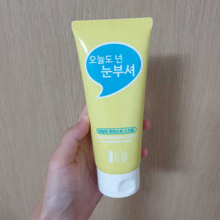 IO 아이오 오늘도 넌 눈부셔 - 데일리 스크럽 클렌징폼 — 5점을 준 리뷰어가 2020년 10월 올린 사용 사진