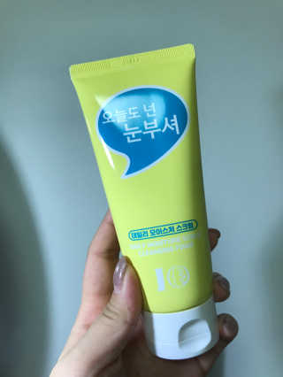 IO 아이오 오늘도 넌 눈부셔 - 데일리 스크럽 클렌징폼 — 4점을 준 리뷰어가 2020년 10월 올린 사용 사진