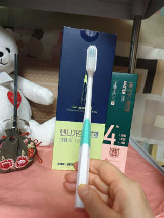대웅제약 [덴티가드랩] 그립핏 칫솔 1세트 + 마스터 치약 1개 — 5점을 준 리뷰어가 2020년 7월 올린 사용 사진