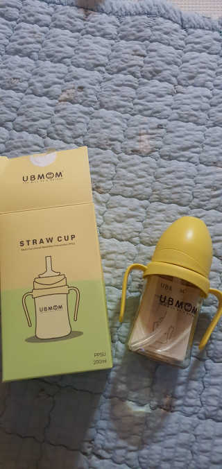 유비맘 샘방지 PPSU 빨대컵_컬러 랜덤 발송 — 5점을 준 리뷰어가 2020년 8월 올린 사용 사진