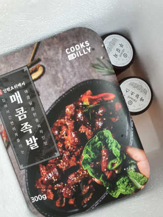 쿡스딜리 매콤족발+커리족발+무김치+마늘소스 — 5점을 준 리뷰어가 2020년 6월 올린 사용 사진