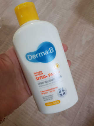 더마비 에브리데이 선블록 SPF50+PA++++ — 4.5점을 준 리뷰어가 2020년 4월 올린 사용 사진