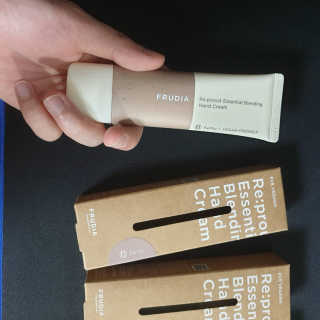 [후르디아] 끈적임 없는 착한성분 비건  핸드크림 3종 — 5점을 준 리뷰어가 2020년 12월 올린 사용 사진