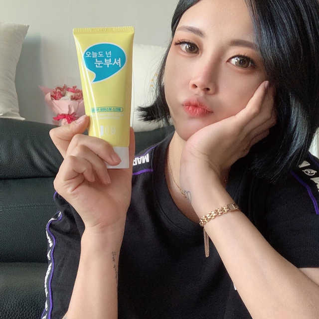 IO 아이오 오늘도 넌 눈부셔 - 데일리 스크럽 클렌징폼 리뷰 사진