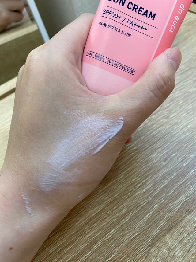 메디힐 수딩 모이스트 선에센스 / 톤업 핑크 선크림 2종 리뷰 사진
