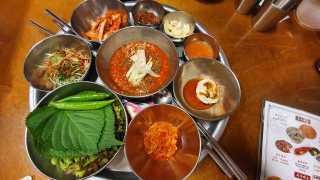 [동네맛집족발] 4개 족발 중 택1 — 5점을 준 리뷰어가 2020년 5월 올린 사용 사진