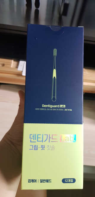 대웅제약 [덴티가드랩] 그립핏 칫솔 1세트 - 12개입 — 5점을 준 리뷰어가 2020년 8월 올린 사용 사진