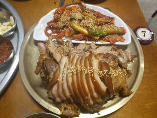 [동네맛집족발] 4개 족발 중 택1 — 4점을 준 리뷰어가 2020년 4월 올린 사용 사진