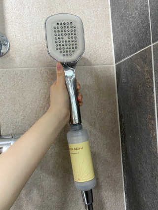 바디빔 비타민 샤워필터 망고피치향 — 4점을 준 리뷰어가 2020년 6월 올린 사용 사진