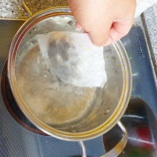 [풀무원] 자연의 감칠맛 통디포리, 통멸치 다시팩 세트 — 5점을 준 리뷰어가 2020년 5월 올린 사용 사진