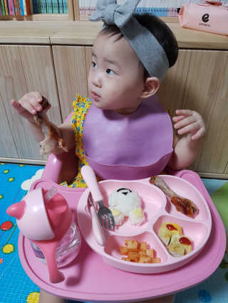 유비맘 캐릭터 실리콘 흡착 식판_색상 랜덤발송 — 5점을 준 리뷰어가 2020년 8월 올린 사용 사진
