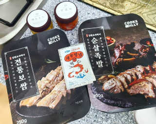 쿡스딜리 순살족발+전통보쌈+마늘소스+무김치 — 4.5점을 준 리뷰어가 2020년 6월 올린 사용 사진