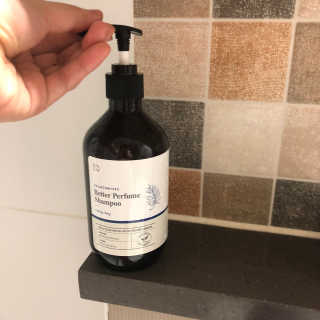 달리프 베러 퍼퓸 샴푸 1000ml 레이니데이 or 일랑로즈 — 5점을 준 리뷰어가 2020년 4월 올린 사용 사진