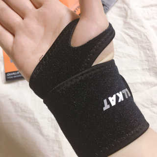 필캣 터널증후군 손목 보호대 — 4점을 준 리뷰어가 2020년 4월 올린 사용 사진