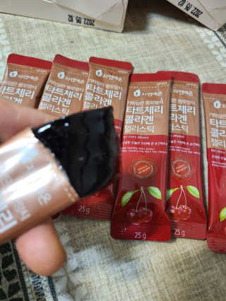 자연에온 가득담은 몽모랑시 타트체리 콜라겐 젤리스틱 — 4점을 준 리뷰어가 2020년 12월 올린 사용 사진