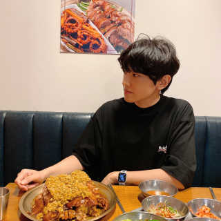 [동네맛집족발] 4개 족발 중 택1 — 5점을 준 리뷰어가 2020년 5월 올린 사용 사진