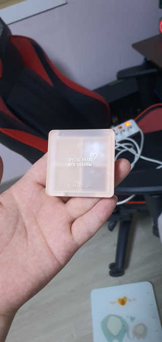 [블랙루즈] 크리스탈 하트 락 섀도우 4종 중 택1 — 5점을 준 리뷰어가 2020년 9월 올린 사용 사진