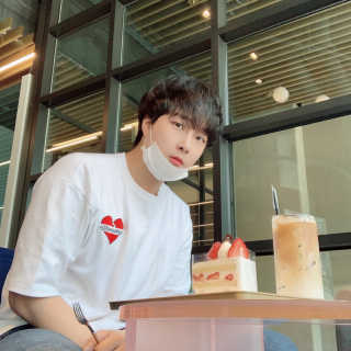 [아방갤러리카페] 음료1잔 + 생크림 딸기케이크 — 5점을 준 리뷰어가 2020년 6월 올린 사용 사진