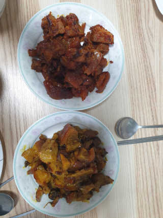 쿡스딜리 매콤족발+커리족발+무김치+마늘소스 — 5점을 준 리뷰어가 2020년 6월 올린 사용 사진