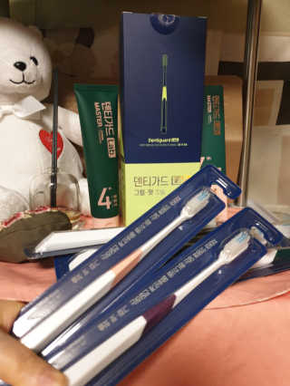 대웅제약 [덴티가드랩] 그립핏 칫솔 1세트 + 마스터 치약 1개 — 5점을 준 리뷰어가 2020년 7월 올린 사용 사진