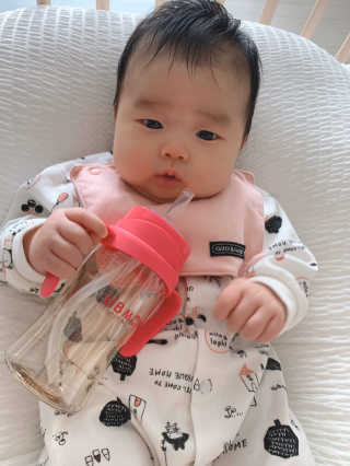 유비맘 샘방지 PPSU 빨대컵_컬러 랜덤 발송 — 4점을 준 리뷰어가 2020년 4월 올린 사용 사진