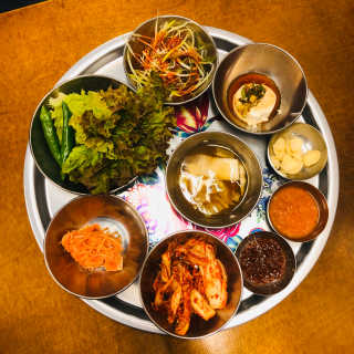 [동네맛집족발] 4개 족발 중 택1 — 4점을 준 리뷰어가 2020년 5월 올린 사용 사진
