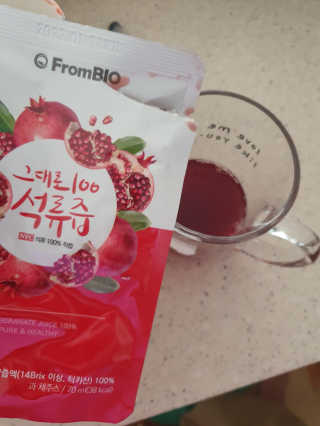 프롬바이오 오직 석류만 [그대로100 석류즙] 하루 1포로 건강하게 — 5점을 준 리뷰어가 2020년 5월 올린 사용 사진