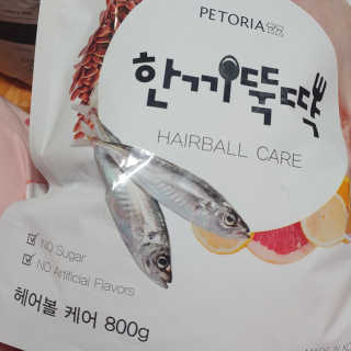 펫토리아 한끼뚝딱 프리미엄 고양이사료_그레인프리/헤어볼케어 — 4점을 준 리뷰어가 2020년 6월 올린 사용 사진
