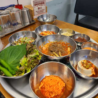 [동네맛집족발] 4개 족발 중 택1 — 5점을 준 리뷰어가 2020년 5월 올린 사용 사진
