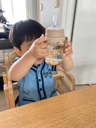 유비맘 샘방지 PPSU 빨대컵_컬러 랜덤 발송 — 1.5점을 준 리뷰어가 2020년 8월 올린 사용 사진