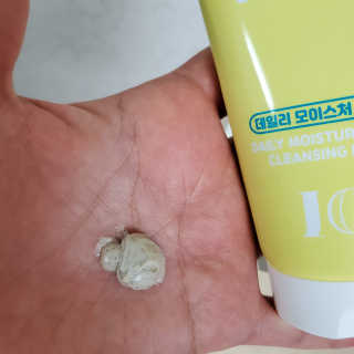 IO 아이오 오늘도 넌 눈부셔 - 데일리 스크럽 클렌징폼 — 5점을 준 리뷰어가 2020년 12월 올린 사용 사진