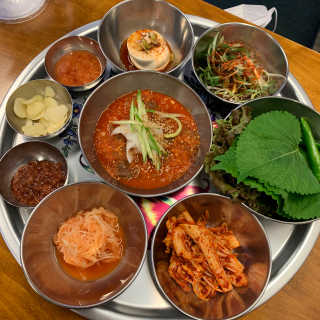 [동네맛집족발] 4개 족발 중 택1 — 5점을 준 리뷰어가 2020년 6월 올린 사용 사진