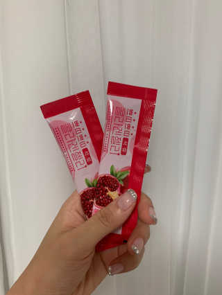 헬스업_쁘띠쁘띠석류콜라겐젤리_20g x 14포 — 3.5점을 준 리뷰어가 2020년 8월 올린 사용 사진
