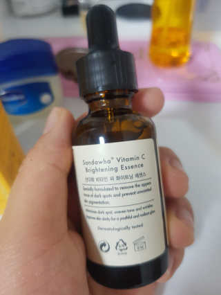[스킨큐어] 산다화 비타민C 화이트닝 에센스 30ml — 5점을 준 리뷰어가 2020년 4월 올린 사용 사진