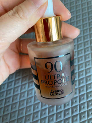 자민경 크레마카라콜 울트라 90 프로폴리스 앰플 — 5점을 준 리뷰어가 2020년 12월 올린 사용 사진