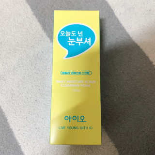 IO 아이오 오늘도 넌 눈부셔 - 데일리 스크럽 클렌징폼 — 5점을 준 리뷰어가 2020년 12월 올린 사용 사진