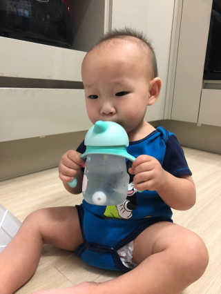 유비맘 트라이탄 코니빨대컵_컬러 랜덤 발송 — 4.5점을 준 리뷰어가 2020년 8월 올린 사용 사진